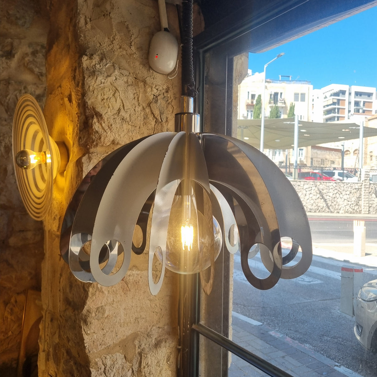 ✨ נברשת וינטג' פיסולית בסגנון Space Age – לאחר רסטורציה והתאמה אישית ✨