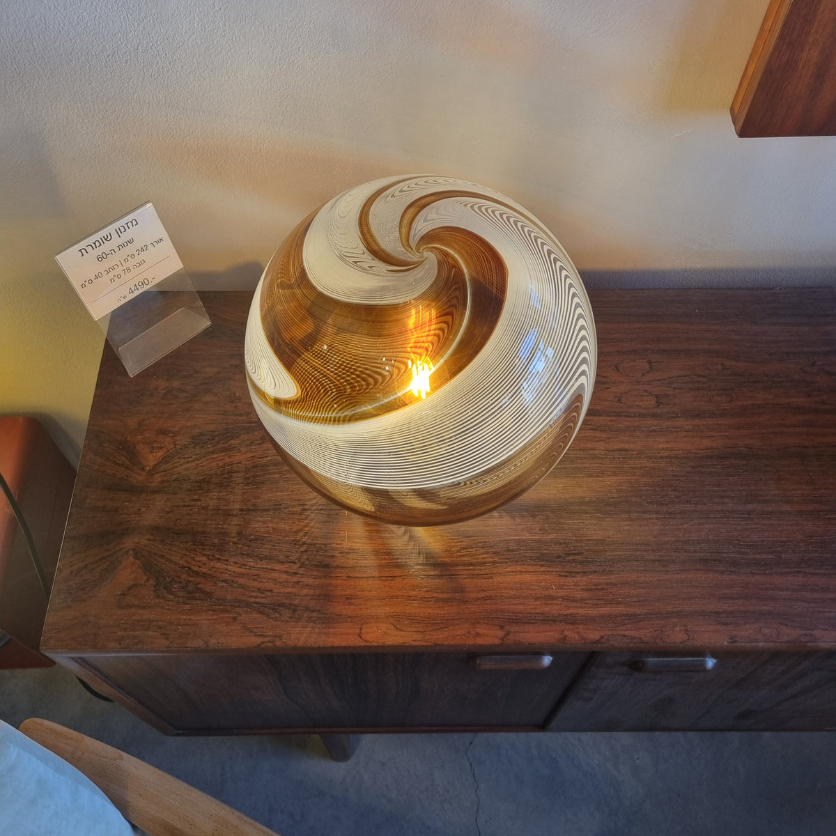 מנורת שולחן מורנו איטלקית – זכוכית Murano Venini בדוגמת Swirl חום-לבן | גלריה