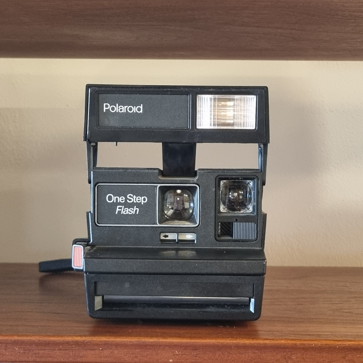 מצלמת פולארויד וינטג' מקורית – Polaroid OneStep Flash (סדרה 600)