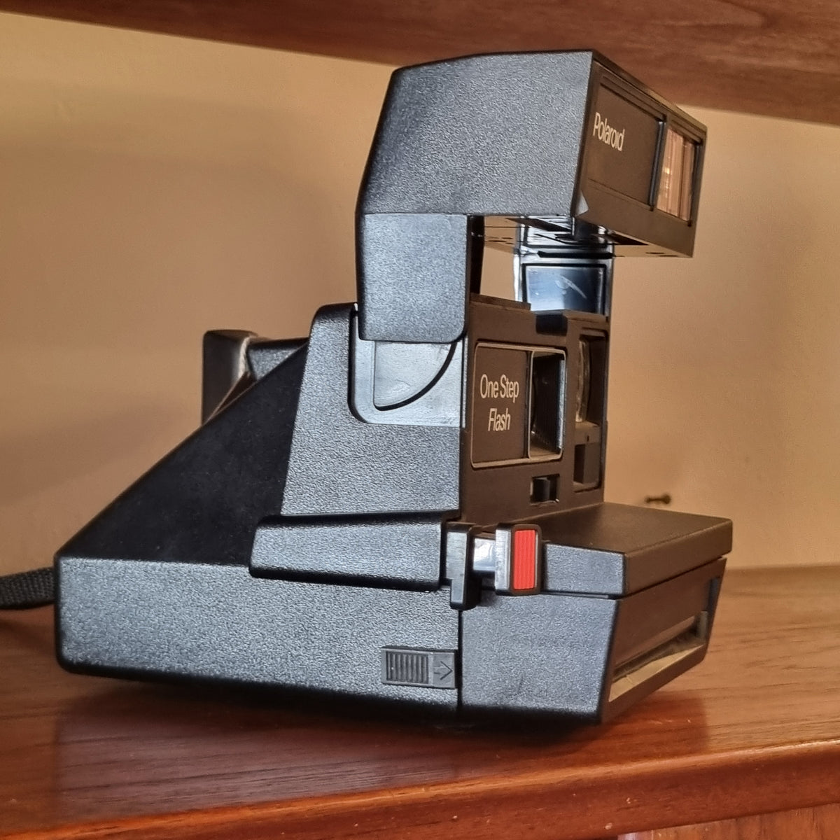 מצלמת פולארויד וינטג' מקורית – Polaroid OneStep Flash (סדרה 600)