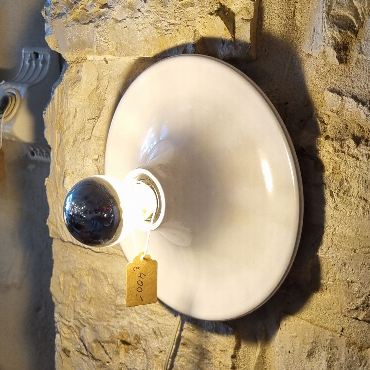 וצר - 400 ש"ח):   💡 מי נימליזם במיטבו: מנורת קיר וינטג' איקונית בעיצוב צלחת זכוכית/אמייל לבנה ✨