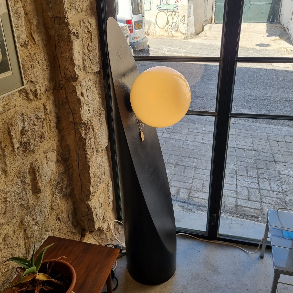 💡 מנורת רצפה פיסולית – אפסייקלינג ייחודי תוצרת הגלריה 💡