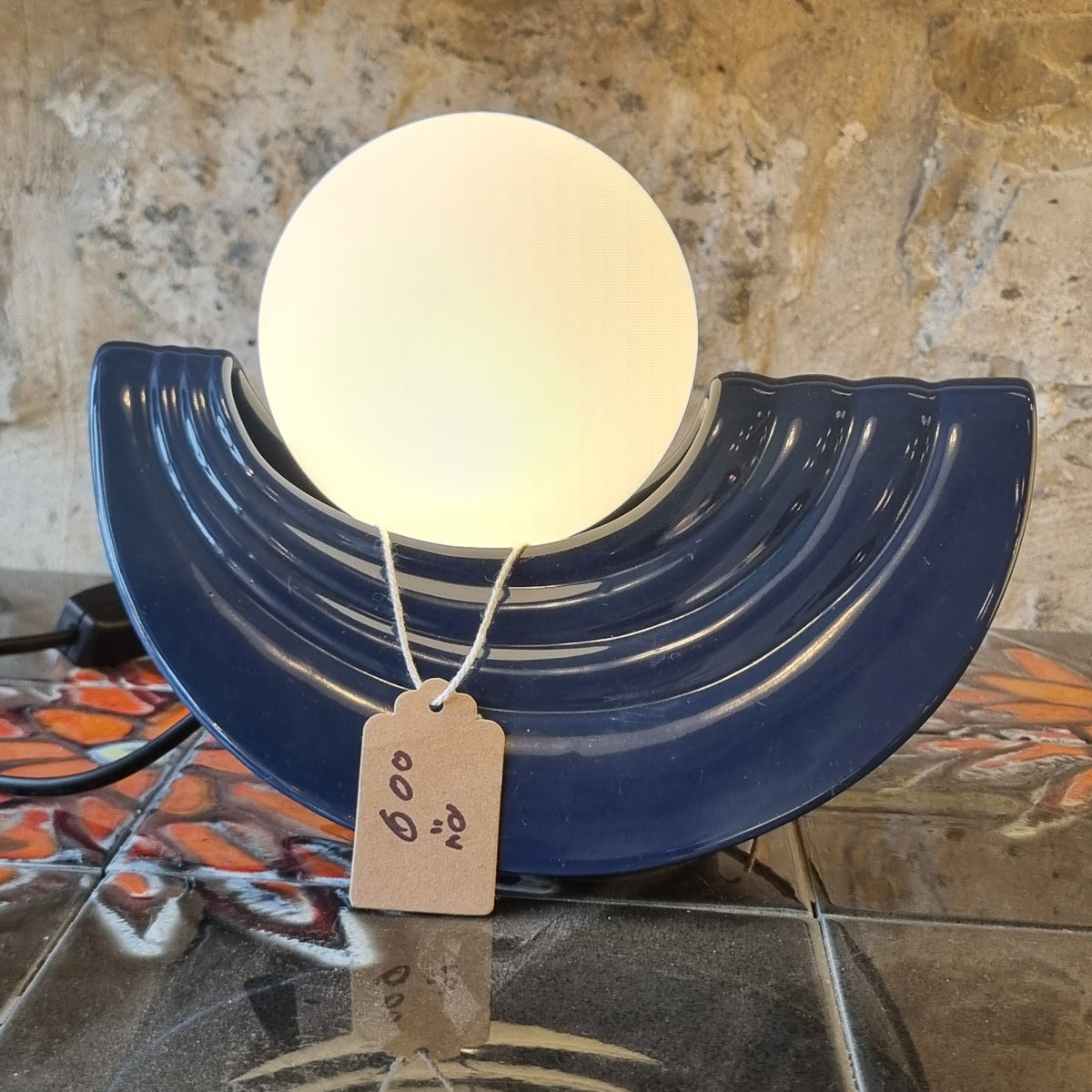 ✨ אמנות, קיימות ואור: מנורת שולחן אפסייקלינג ייחודית ✨