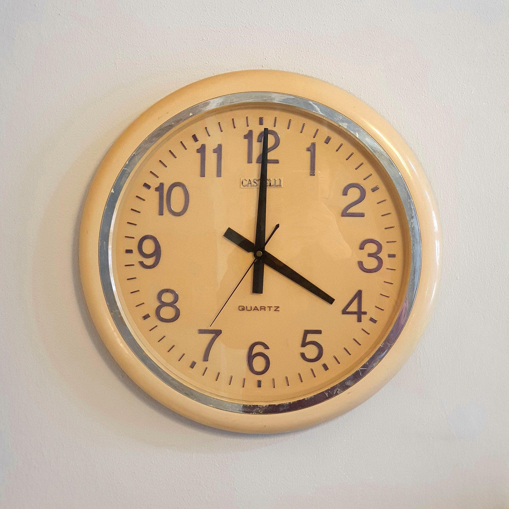 70&#39;s Style Castelli Wall Clock - Vintage White Cream Plastic - Quartz Mechanism - Good Condition
