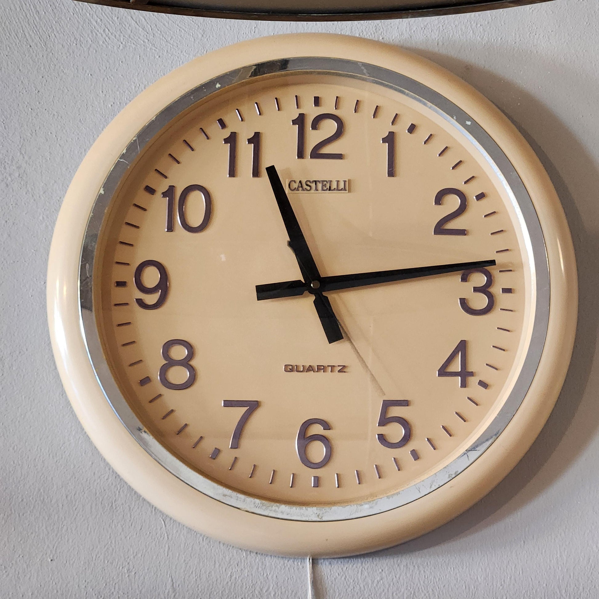 70&#39;s Style Castelli Wall Clock - Vintage White Cream Plastic - Quartz Mechanism - Good Condition