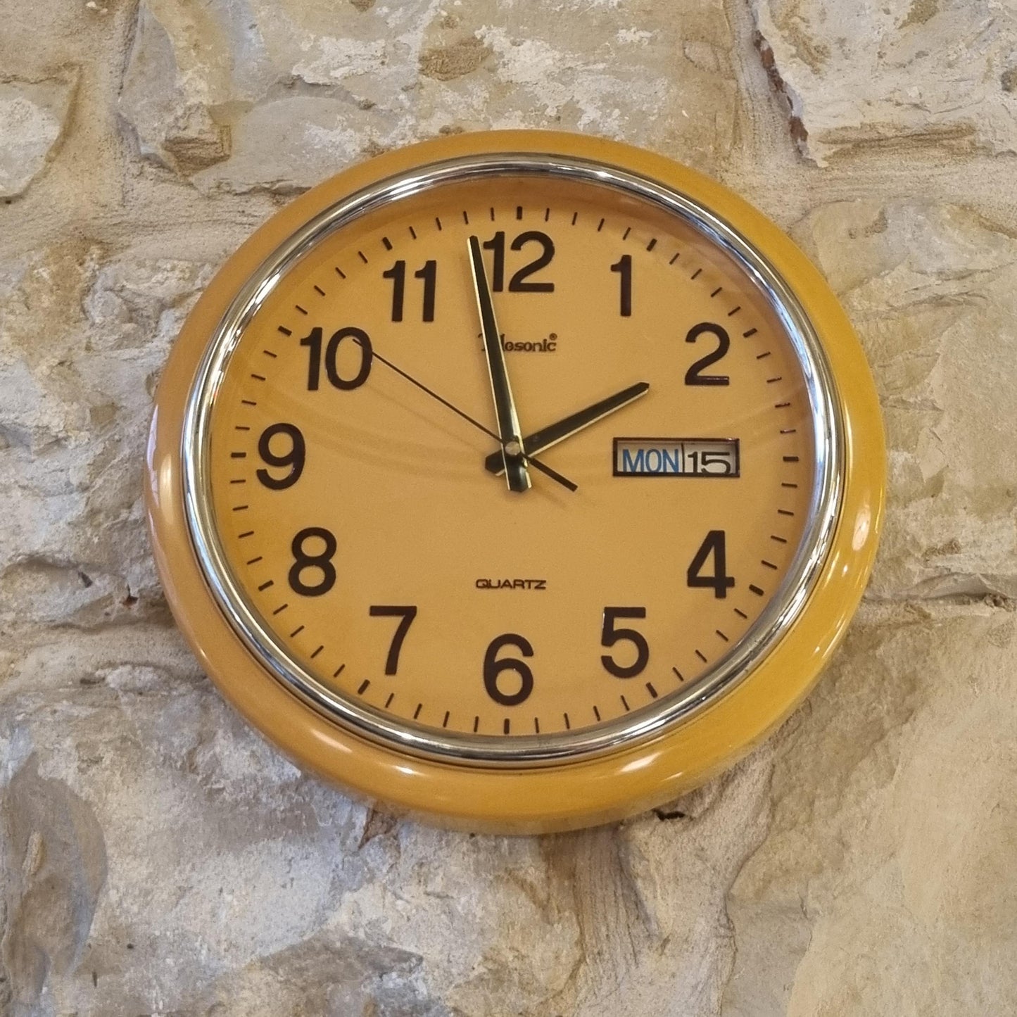 Vintage Telesonic Quartz Wall Clock – 1970s Retro Yellow Design with Day & Date (33 cm)