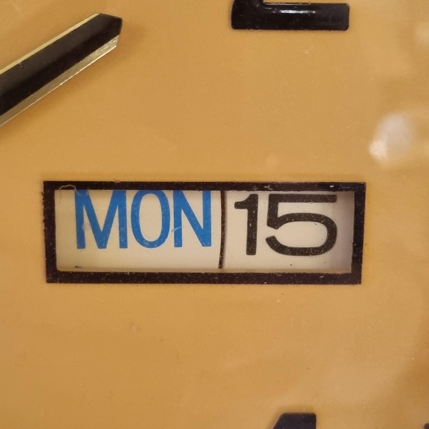 Vintage Telesonic Quartz Wall Clock – 1970s Retro Yellow Design with Day & Date (33 cm)