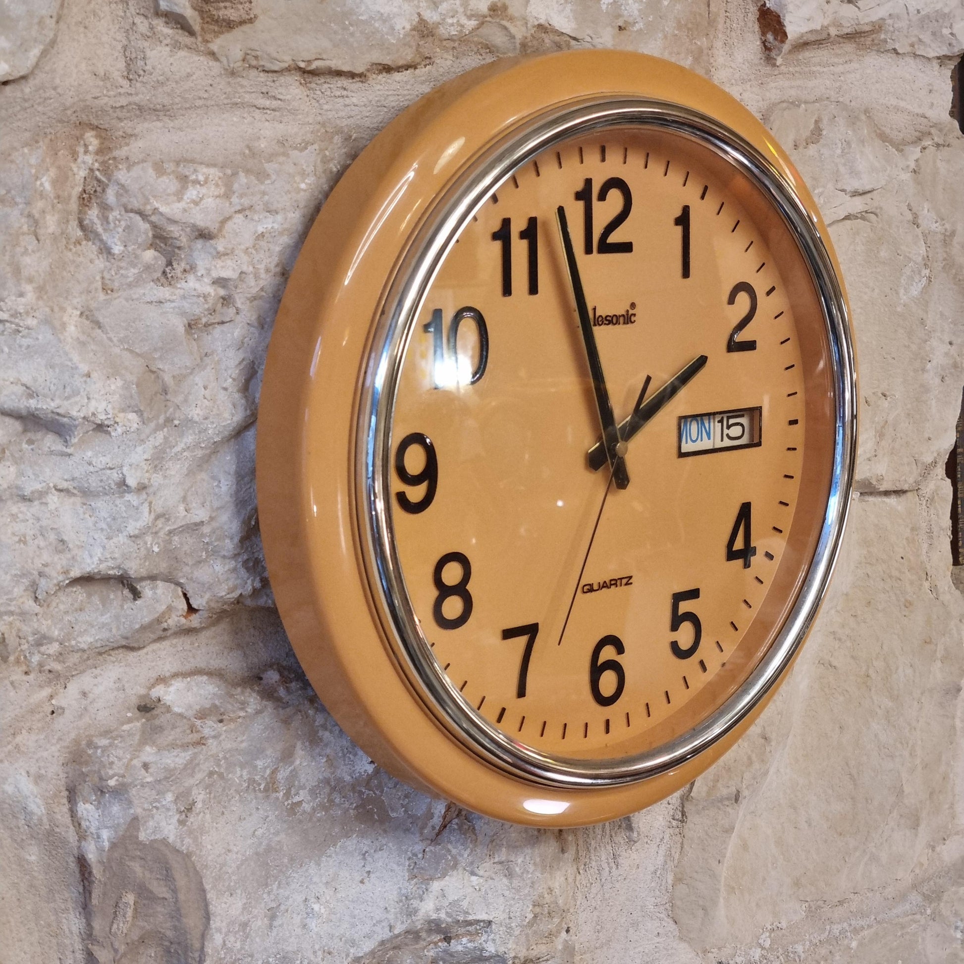 Vintage Telesonic Quartz Wall Clock – 1970s Retro Yellow Design with Day & Date (33 cm)