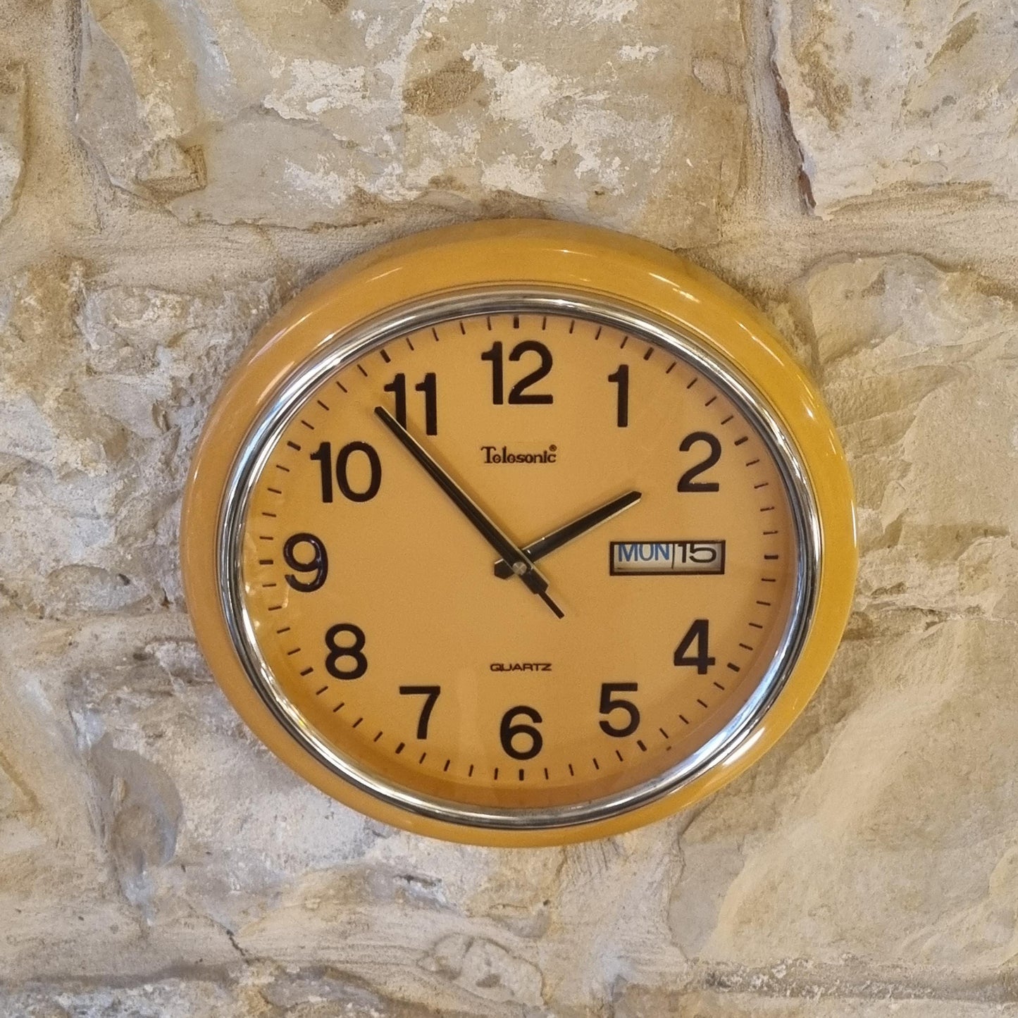 Vintage Telesonic Quartz Wall Clock – 1970s Retro Yellow Design with Day & Date (33 cm)