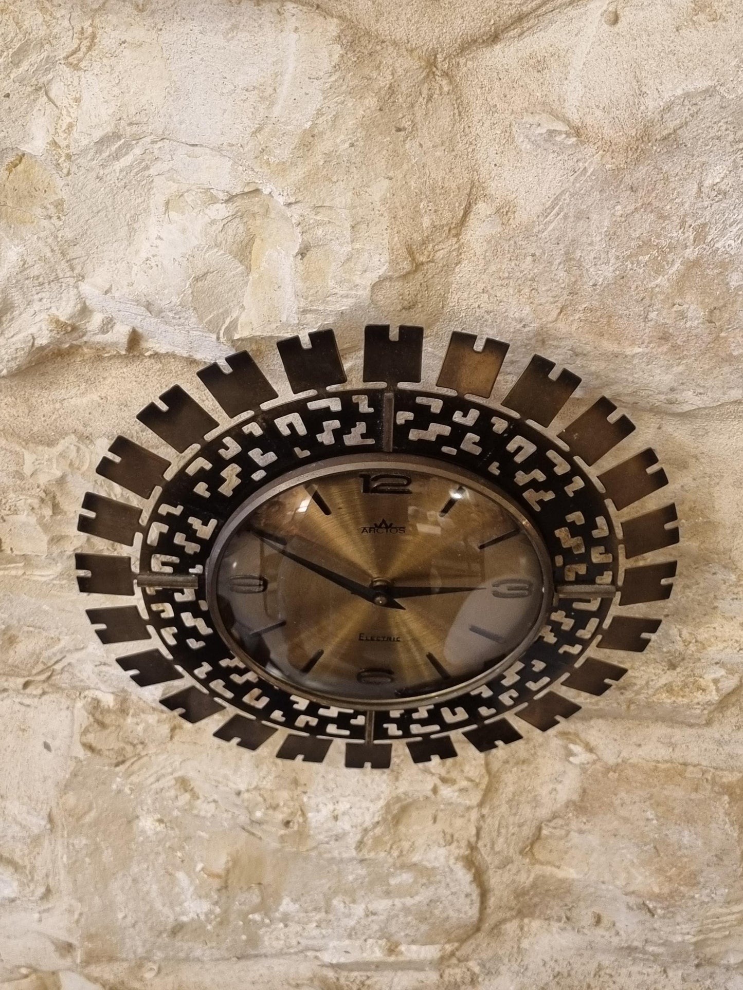 Vintage German Arctos Electric Sunburst Wall Clock – Mid-Century Modern Brutalist Brass 1960s