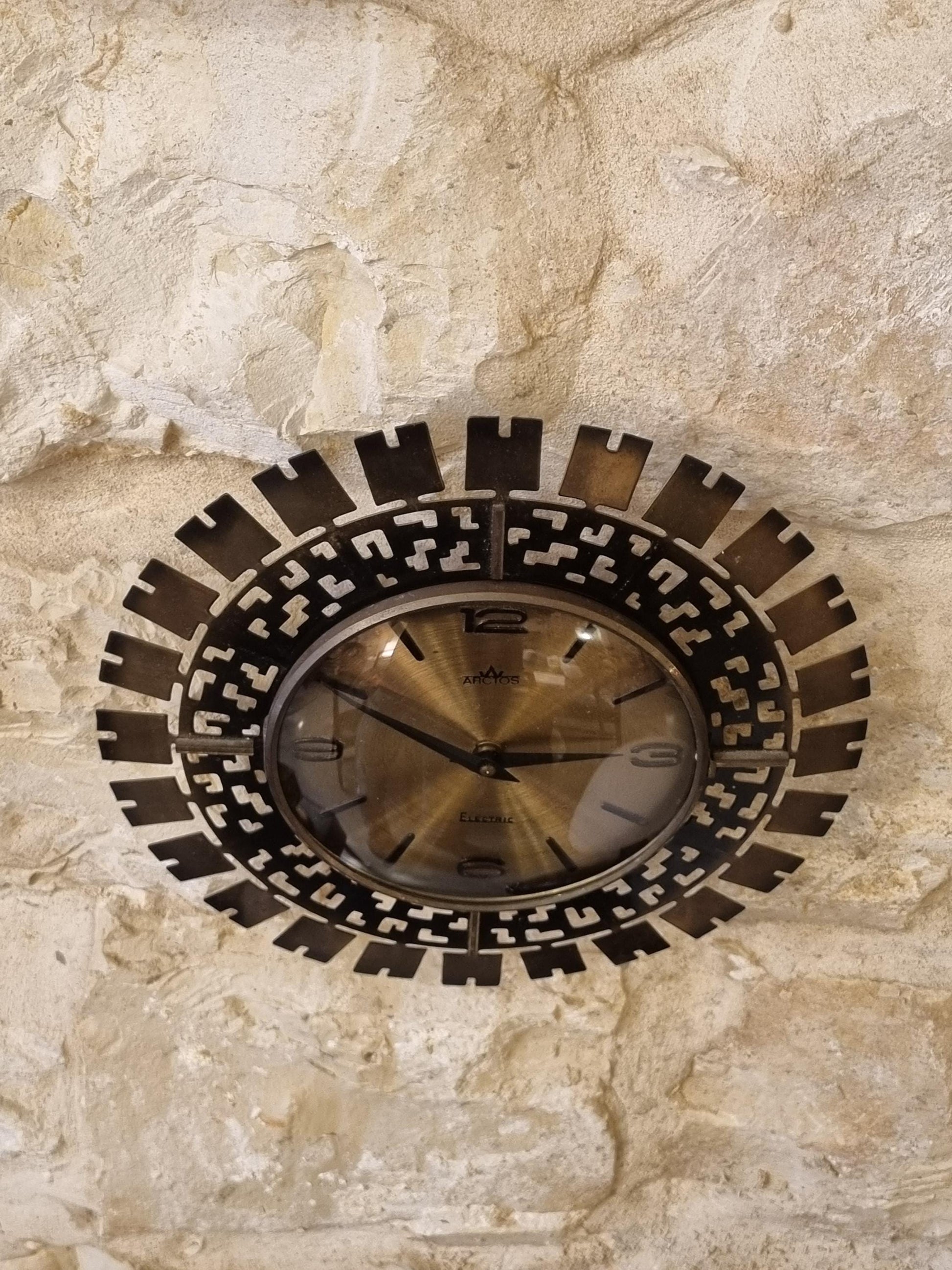 Vintage German Arctos Electric Sunburst Wall Clock – Mid-Century Modern Brutalist Brass 1960s