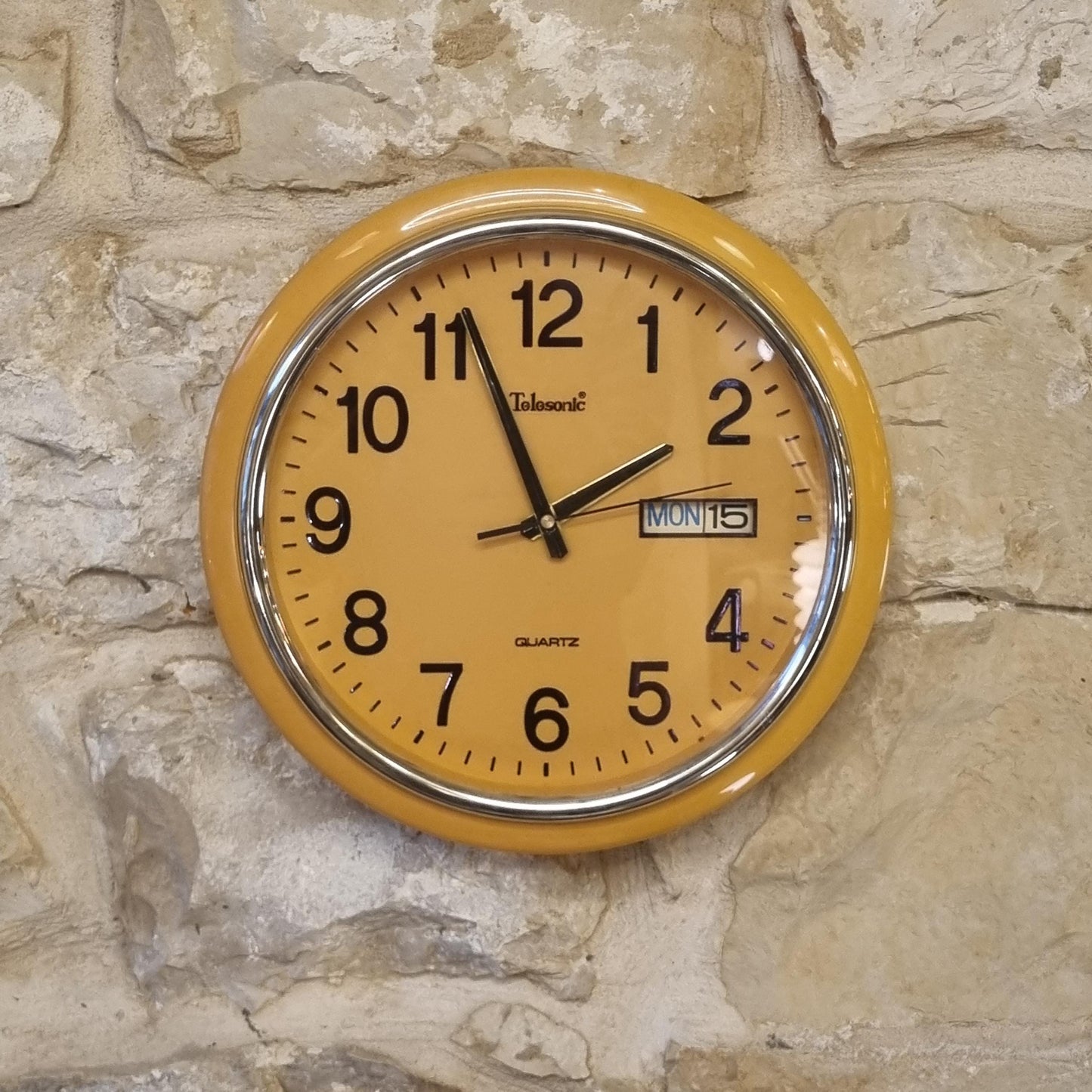 Vintage Telesonic Quartz Wall Clock – 1970s Retro Yellow Design with Day & Date (33 cm)