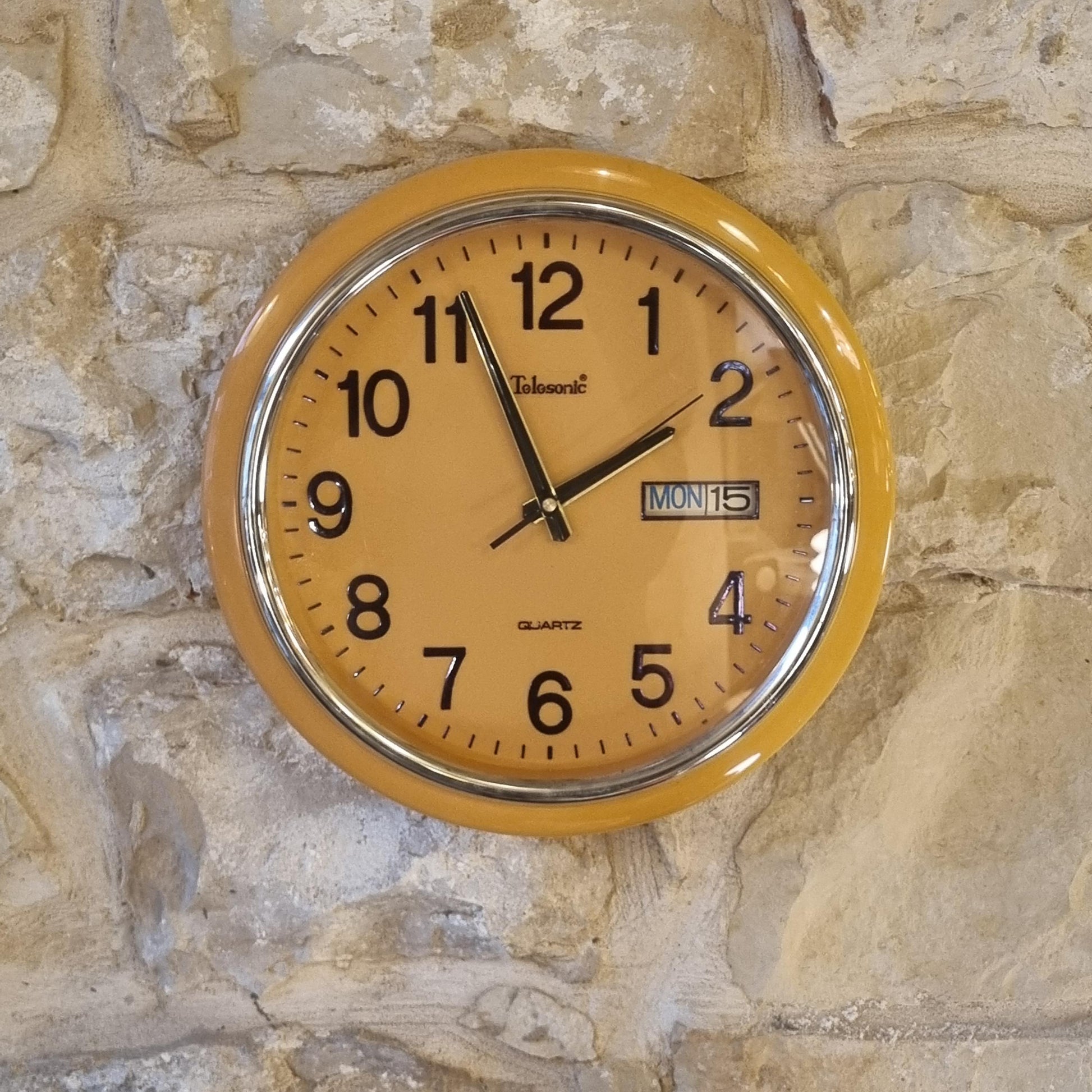 Vintage Telesonic Quartz Wall Clock – 1970s Retro Yellow Design with Day & Date (33 cm)