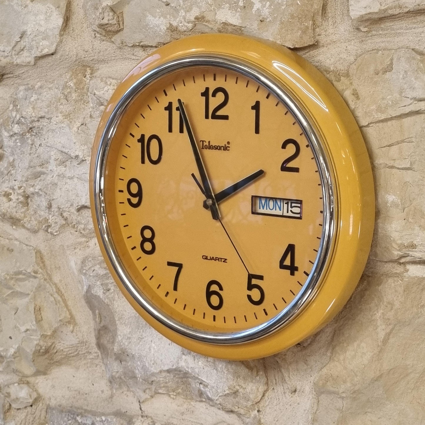 Vintage Telesonic Quartz Wall Clock – 1970s Retro Yellow Design with Day & Date (33 cm)