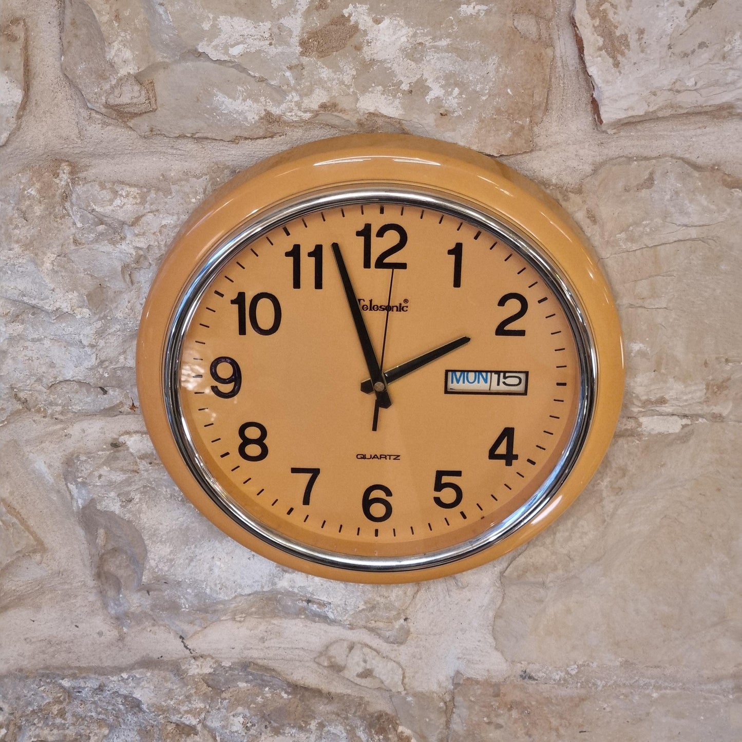 Vintage Telesonic Quartz Wall Clock – 1970s Retro Yellow Design with Day & Date (33 cm)