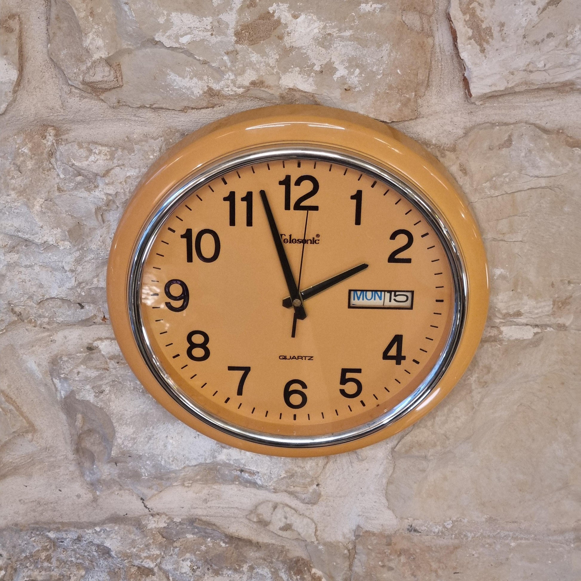 Vintage Telesonic Quartz Wall Clock – 1970s Retro Yellow Design with Day & Date (33 cm)